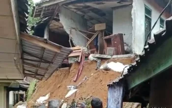 Longsor Terjang Rumah Warga di Bayah, Akses Gang Tertutup dan Listrik Terganggu 4 Longsor Terjang Rumah Warga di Bayah, Akses Gang Tertutup dan Listrik Terganggu I PojokPublik
