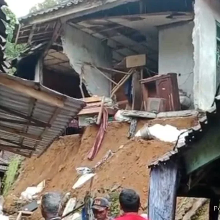 Longsor Terjang Rumah Warga di Bayah, Akses Gang Tertutup dan Listrik Terganggu 10 Longsor Terjang Rumah Warga di Bayah, Akses Gang Tertutup dan Listrik Terganggu I PojokPublik