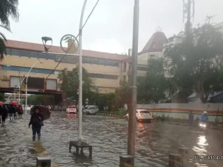 Banjir Rendam Jakarta Utara, Aktivitas Warga hingga Transportasi Terhenti