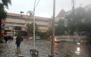 Banjir Rendam Jakarta Utara, Aktivitas Warga hingga Transportasi Terhenti 8 Banjir Rendam Jakarta Utara, Aktivitas Warga hingga Transportasi Terhenti I PojokPublik