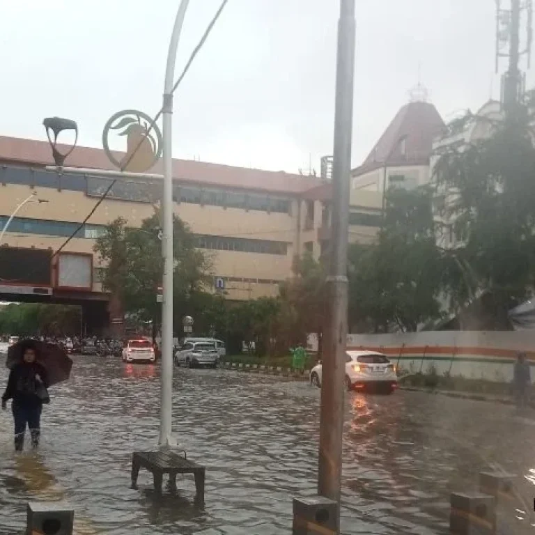 Banjir Rendam Jakarta Utara, Aktivitas Warga hingga Transportasi Terhenti 10 Banjir Rendam Jakarta Utara, Aktivitas Warga hingga Transportasi Terhenti I PojokPublik