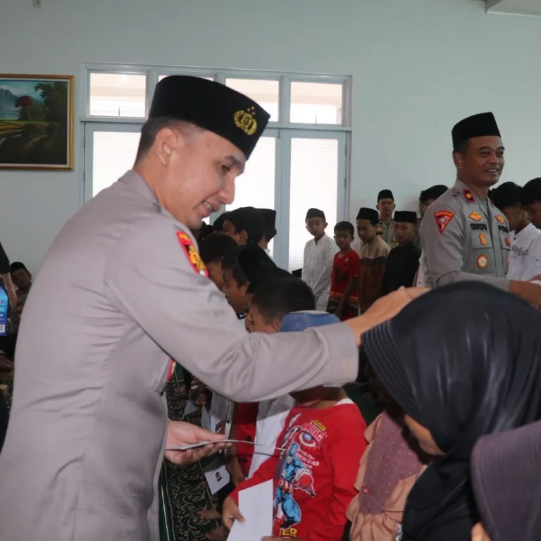 Polres Lebak Peringati Isra Mi’raj 1447 H, Kapolres Santuni Anak Yatim 12 Polres Lebak Peringati Isra Mi’raj 1447 H, Kapolres Santuni Anak Yatim I PojokPublik