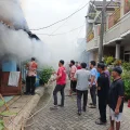 Diduga Arus Pendek, Mengakibatkan 2 Rumah Di Tangerang Ludes Terbakar I PojokPublik
