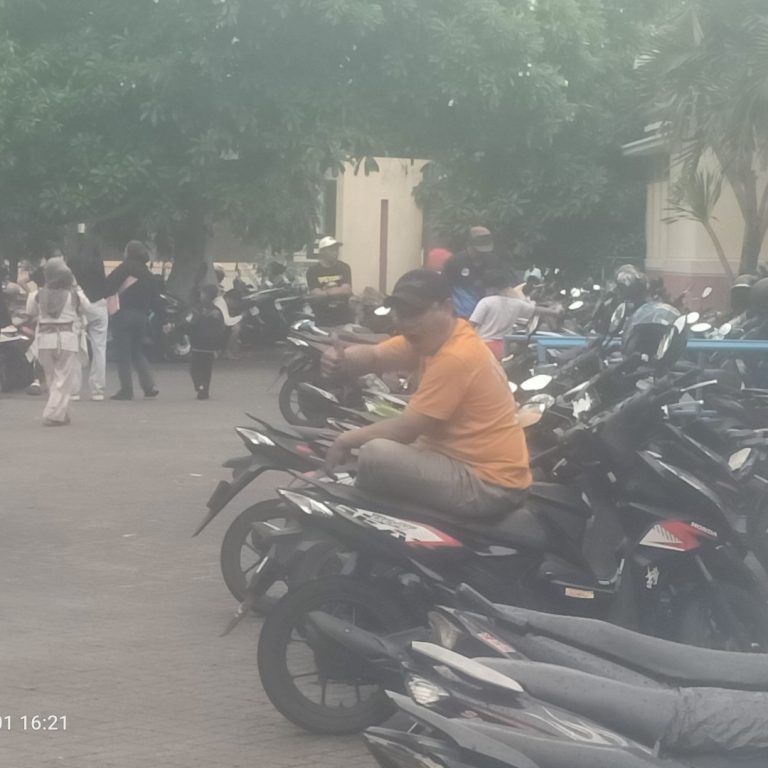 Tukang Parkir Bergembira dan Bersukur, Karena Pengunjung Kolam Renang Membludak 2 Tukang Parkir Bergembira dan Bersukur, Karena Pengunjung Kolam Renang Membludak I PojokPublik