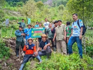Kolaborasi Lintas Instansi Hijaukan Lereng Longsor di Gunung Karang