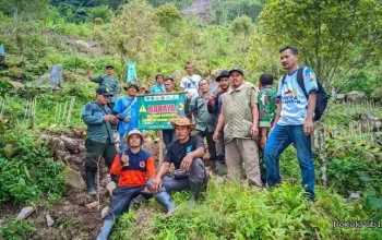 Kolaborasi Lintas Instansi Hijaukan Lereng Longsor di Gunung Karang 3 Kolaborasi Lintas Instansi Hijaukan Lereng Longsor di Gunung Karang I PojokPublik