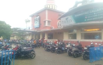 Tukang Parkir Bergembira dan Bersukur, Karena Pengunjung Kolam Renang Membludak 6 Tukang Parkir Bergembira dan Bersukur, Karena Pengunjung Kolam Renang Membludak I PojokPublik