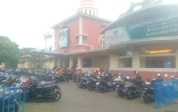 Tukang Parkir Bergembira dan Bersukur, Karena Pengunjung Kolam Renang Membludak 3 Tukang Parkir Bergembira dan Bersukur, Karena Pengunjung Kolam Renang Membludak I PojokPublik