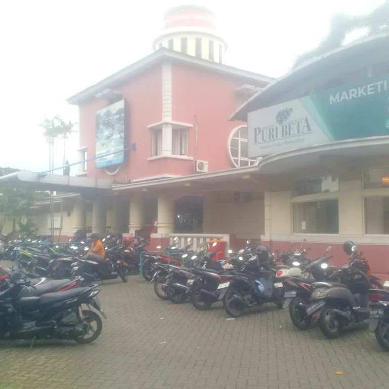 Tukang Parkir Bergembira dan Bersukur, Karena Pengunjung Kolam Renang Membludak 9 Tukang Parkir Bergembira dan Bersukur, Karena Pengunjung Kolam Renang Membludak I PojokPublik