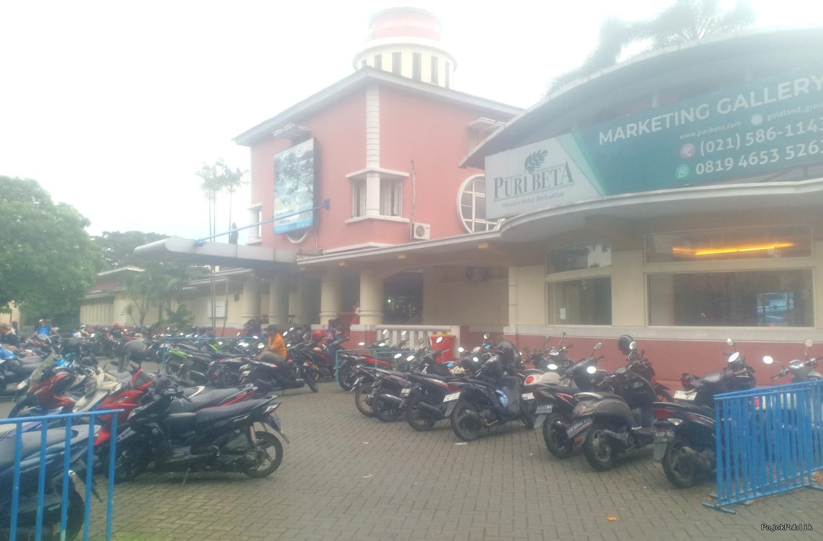 Tukang Parkir Bergembira dan Bersukur, Karena Pengunjung Kolam Renang Membludak 9 Tukang Parkir Bergembira dan Bersukur, Karena Pengunjung Kolam Renang Membludak I PojokPublik