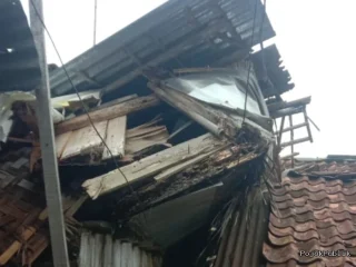 Diterjang Hujan dan Angin Kencang, Rumah Warga Rangkasbitung Ambruk