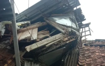 Diterjang Hujan dan Angin Kencang, Rumah Warga Rangkasbitung Ambruk 5 Diterjang Hujan dan Angin Kencang, Rumah Warga Rangkasbitung Ambruk I PojokPublik