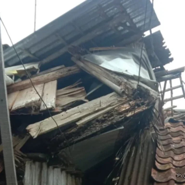 Diterjang Hujan dan Angin Kencang, Rumah Warga Rangkasbitung Ambruk 11 Diterjang Hujan dan Angin Kencang, Rumah Warga Rangkasbitung Ambruk I PojokPublik