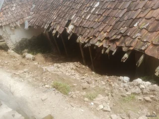 Hujan Deras Picu Longsor, Rumah Janda Lansia di Lebak Rusak Parah Belum Tersentuh Bantuan