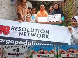 Ramadhan Berkah: Warga Cilegon Terima 300 Paket Sembako dari Tim 8