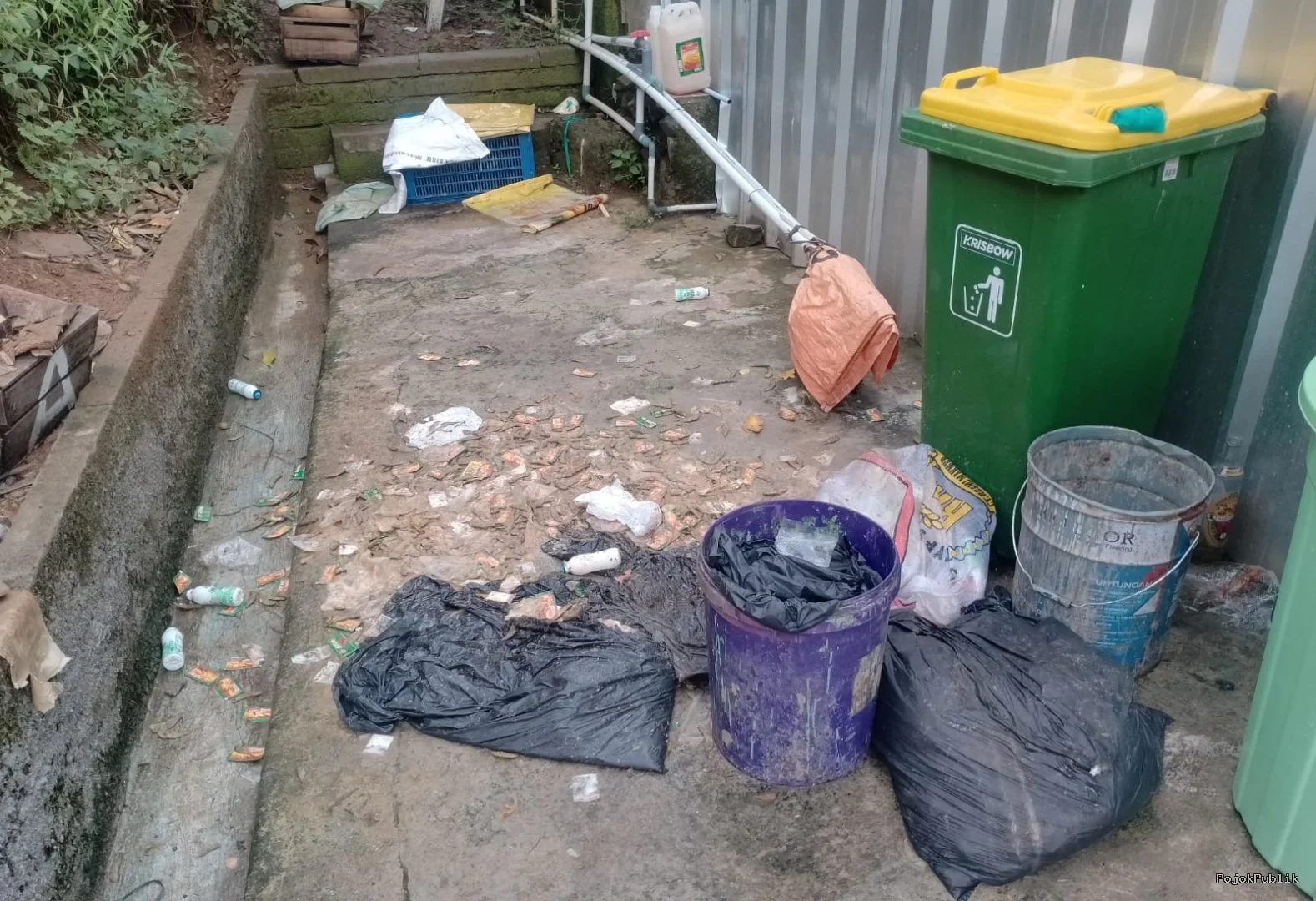 Sampah Berserakan di Dapur MBG Leuwidamar, Pengelolaan Program Pemerintah Dipertanyakan 7 Sampah Berserakan di Dapur MBG Leuwidamar, Pengelolaan Program Pemerintah Dipertanyakan I PojokPublik