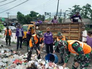 Satgas Sampah Koramil Cisoka dan Warga Bersihkan Jalan Raya Serang