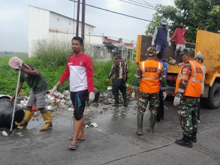 Aksi Cepat Satgas Sampah, Koramil Kresek Angkat Sampah di Kresek - Tanara
