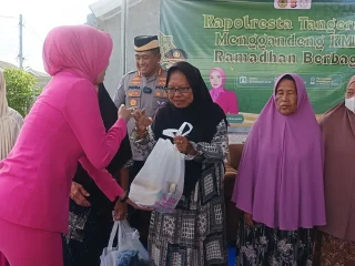 Kapolres Tangerang Gandeng KMPI, Berbagi Sembako untuk 100 Lansia di Tigaraksa