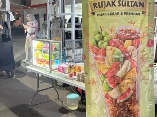 Rujak Sultan Rangkasbitung: Kelezatan Segar dengan Sambal Dijual Depan Salon Haji Juli Balong Rancalentah
