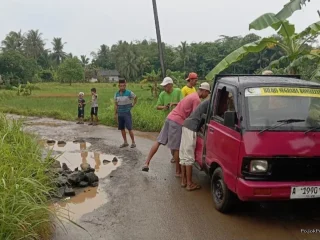 Warga Kampung Cibuah Perbaiki Jalan Secara Swadaya, Janji Perbaikan Tak Kunjung Terwujud