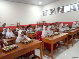 193 Siswa SDN 1 Bintangresmi Antusias Ikuti Program MBG