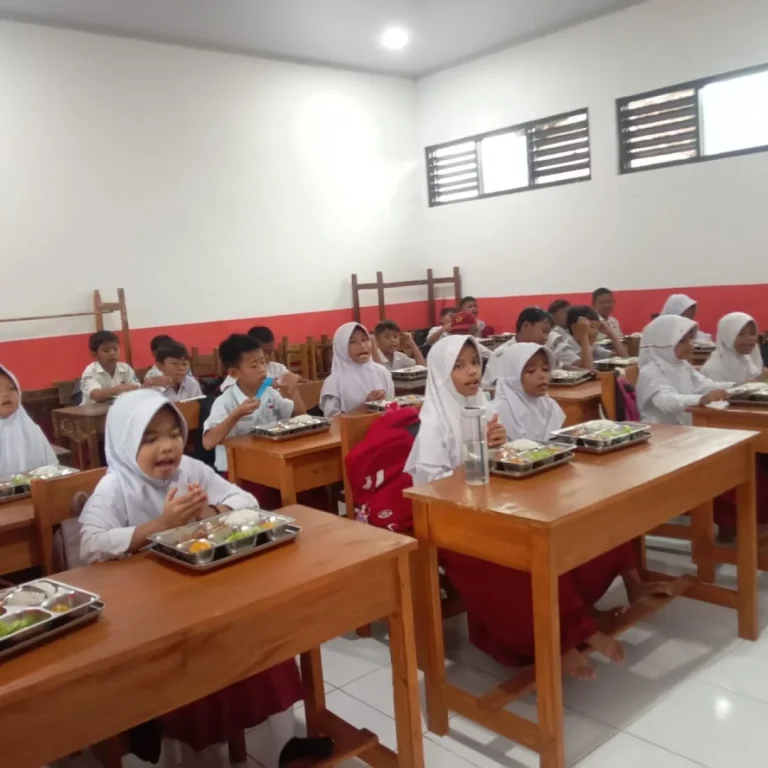 193 Siswa SDN 1 Bintangresmi Antusias Ikuti Program MBG 5 193 Siswa SDN 1 Bintangresmi Antusias Ikuti Program MBG I PojokPublik