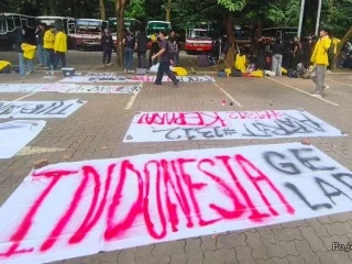 Aksi di Mabes Polri, BEM UI Sebut Polri “Gali Lubang Tutup Lubang”