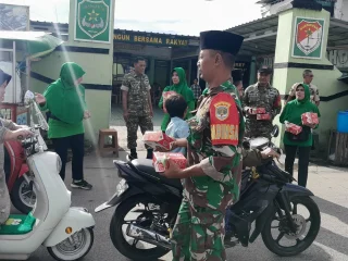 Perkuat Sinergi TNI dan Masyarakat, Koramil 07/Kresek Berbagi Takjil Ramadan