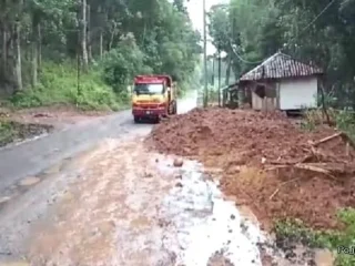 Proyek KDMP di Lebak Dikeluhkan, Jalan Berlumpur Ancam Keselamatan Pengendara