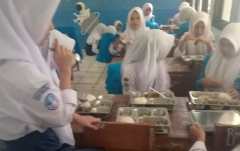 Ratusan Siswa SMPN 1 Curugbitung Antusias Sambut Program Makan Bergizi Gratis 4 Ratusan Siswa SMPN 1 Curugbitung Antusias Sambut Program Makan Bergizi Gratis I PojokPublik