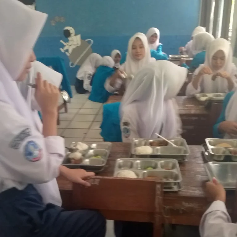 Ratusan Siswa SMPN 1 Curugbitung Antusias Sambut Program Makan Bergizi Gratis 6 Ratusan Siswa SMPN 1 Curugbitung Antusias Sambut Program Makan Bergizi Gratis I PojokPublik