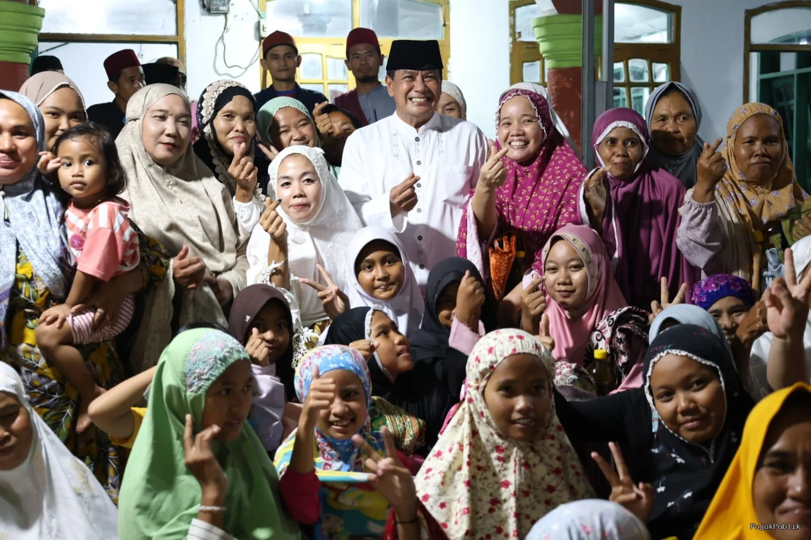 Bupati Tangerang Tarawih Keliling di Masjid Jami Baitun Nuur Desa Pasir Ampo 7 Bupati Tangerang Tarawih Keliling di Masjid Jami Baitun Nuur Desa Pasir Ampo I PojokPublik