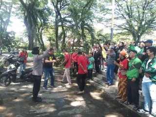 Driver Ojol di Madiun Tuntut Bonus Hari Raya, Pemkot Beri Sembako sebagai Solusi Sementara