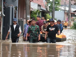 Bupati Tangerang Tinjau Langsung Lokasi Banjir dan Serahkan Bantuan Logistik