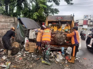 Satgas Sampah Koramil 02/Curug  Bersama Warga Gotong Royong Angkut Sampah