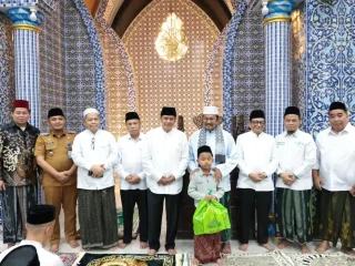 Bupati Tangerang Tarawih Keliling di Masjid Jami Al-Mubarok Desa Kadu