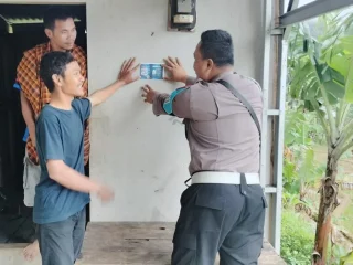 Kanit Provos Polsek Sobang Pasang Pamflet QR Barcode Yandu Propam Mabes Polri