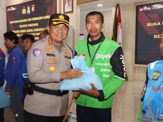 Jalin Kedekatan, Polresta Tangerang Bagikan Sembako untuk Ojol dan Opang