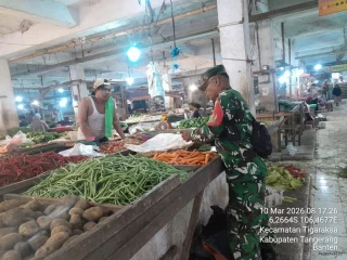 Koramil 06/Trs Pantau Sembako di Pasar Gudang, Minyak dan Cabai Tinggi