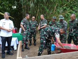 TNI Bersama Warga Tigaraksa Bangun Jembatan Garuda dan Bedah Rumah