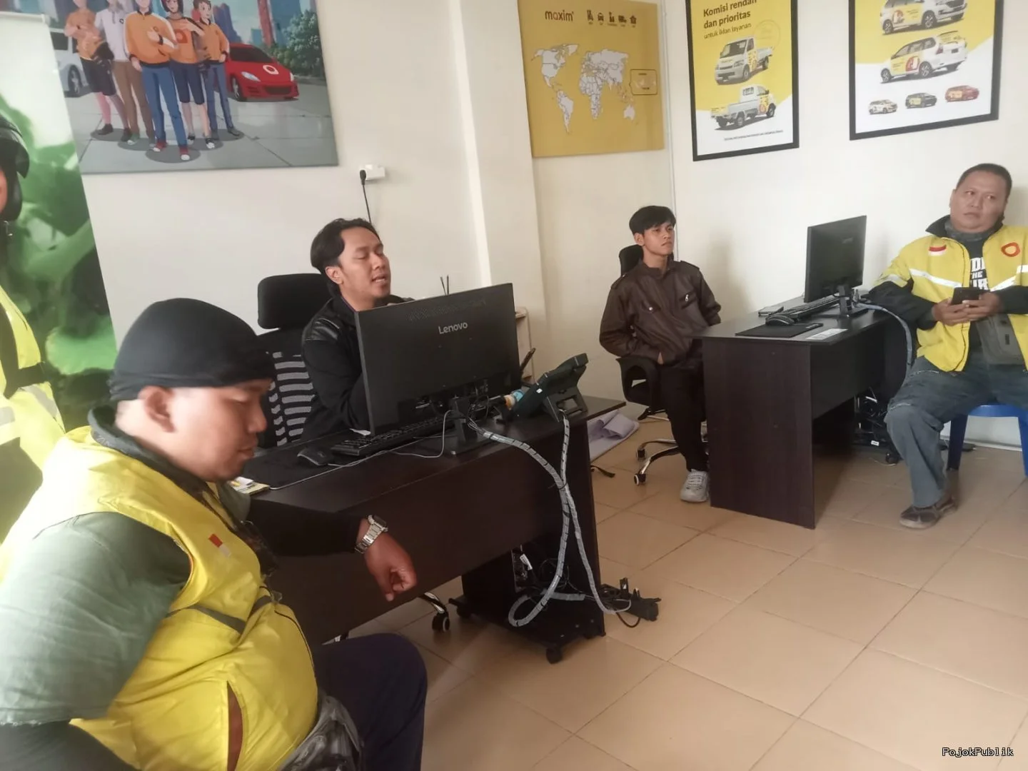 Puluhan Ojol Maxim Datangi Kantor Perwakilan Madiun 6 Puluhan Ojol Maxim Datangi Kantor Perwakilan Madiun I PojokPublik