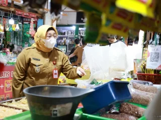 Wabup Intan Monitoring Stok dan Harga Komoditi Pokok di Pasar Kelapa Dua