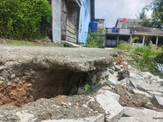 Bibir Sungai Longsor Parah, Warga Villa Balaraja Terancam Bahaya Serius