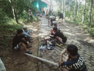 Gotong Royong Warga Pasir Pogor, Jalan Rusak Kini Kembali Layak