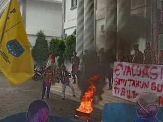 Para Mahasiswa STAIBANNA Pandeglang,Gelar Aksi UNRAS di Halaman Setda Pandeglang.