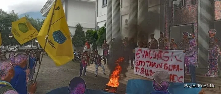 Para Mahasiswa STAIBANNA Pandeglang,Gelar Aksi UNRAS di Halaman Setda Pandeglang. 1 Para Mahasiswa STAIBANNA Pandeglang,Gelar Aksi UNRAS di Halaman Setda Pandeglang. I PojokPublik