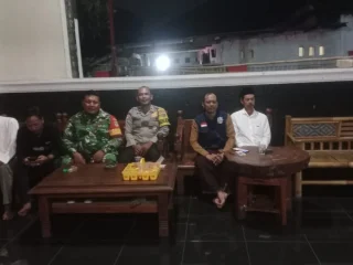Babinsa Koramil 14/Panongan Komsos Bersama Warga, Himbau Kamtibmas di Malam Hari Selama Ramadhan