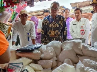 Sekda Bersama Bapanas Monitoring Stok dan Harga Komoditi Pokok di Pasar Kronjo
