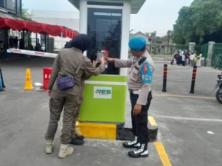 Kanit Provos Polsek Rangkasbitung Giat Pasang Pamflet Sosialisasi QR Barcode Yandu Propam Mabes Polri